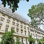 Air-Conditioned Studio Near Arc Triomphe