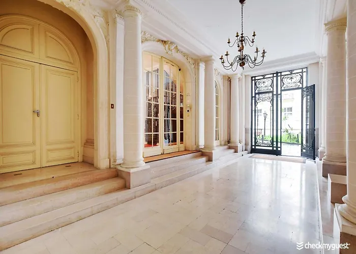 Air-Conditioned Studio Near Arc Triomphe