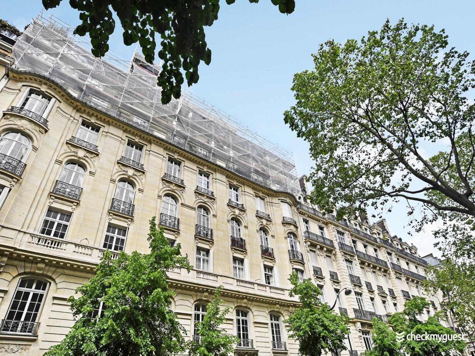 Air-conditioned Near Arc Triomphe