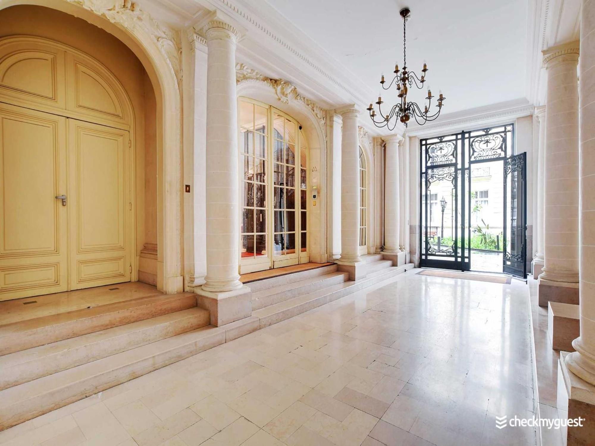 Apartment Air-conditioned Near Arc Triomphe *