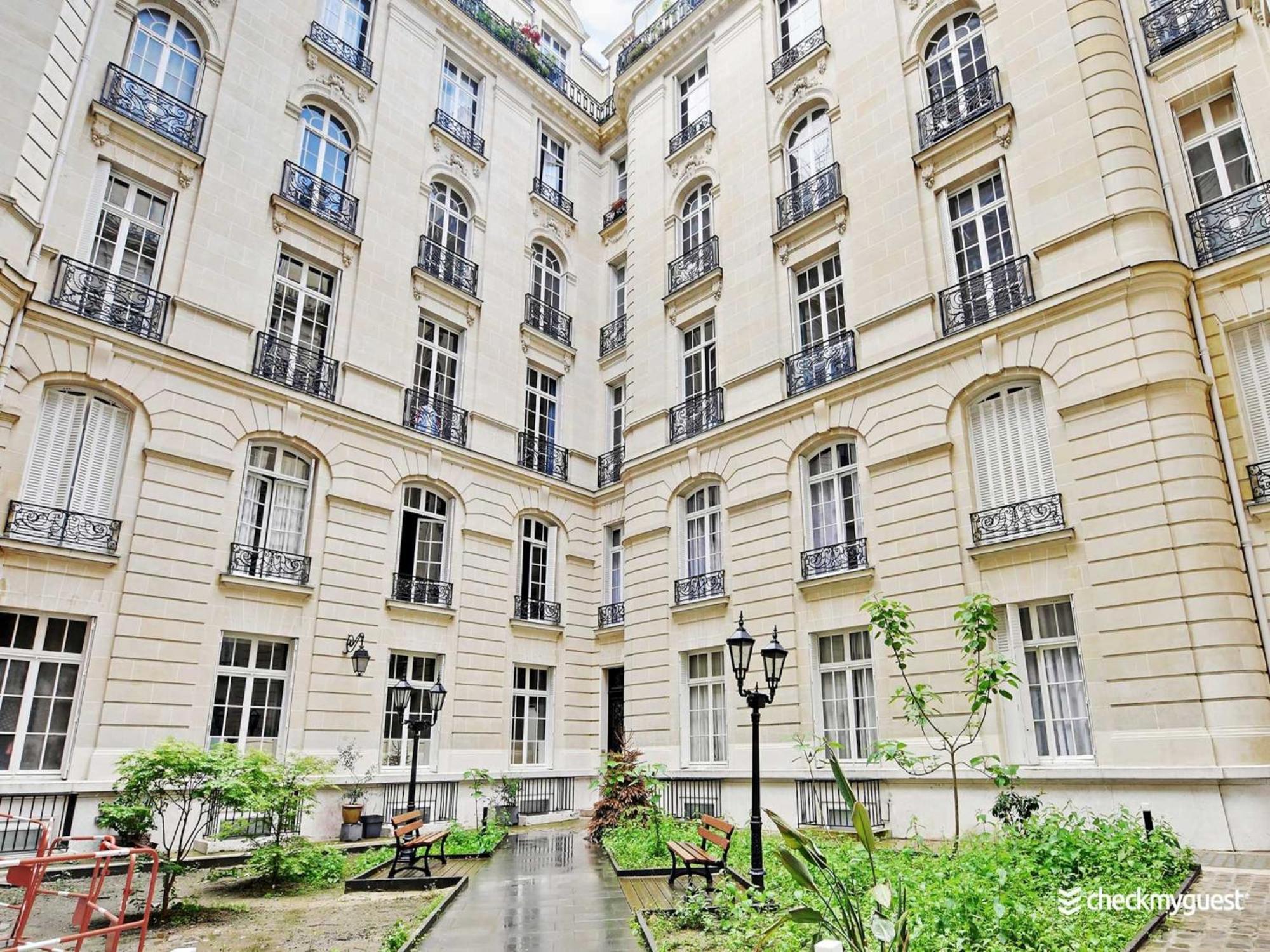Air-conditioned Near Arc Triomphe